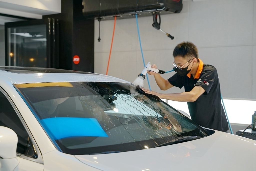 【台北南港松山汽車鍍膜推薦】高撥水性KubeBond擋風玻璃鍍膜 奈米級陶瓷塗料 LC AutoCare - KubeBond 南港店