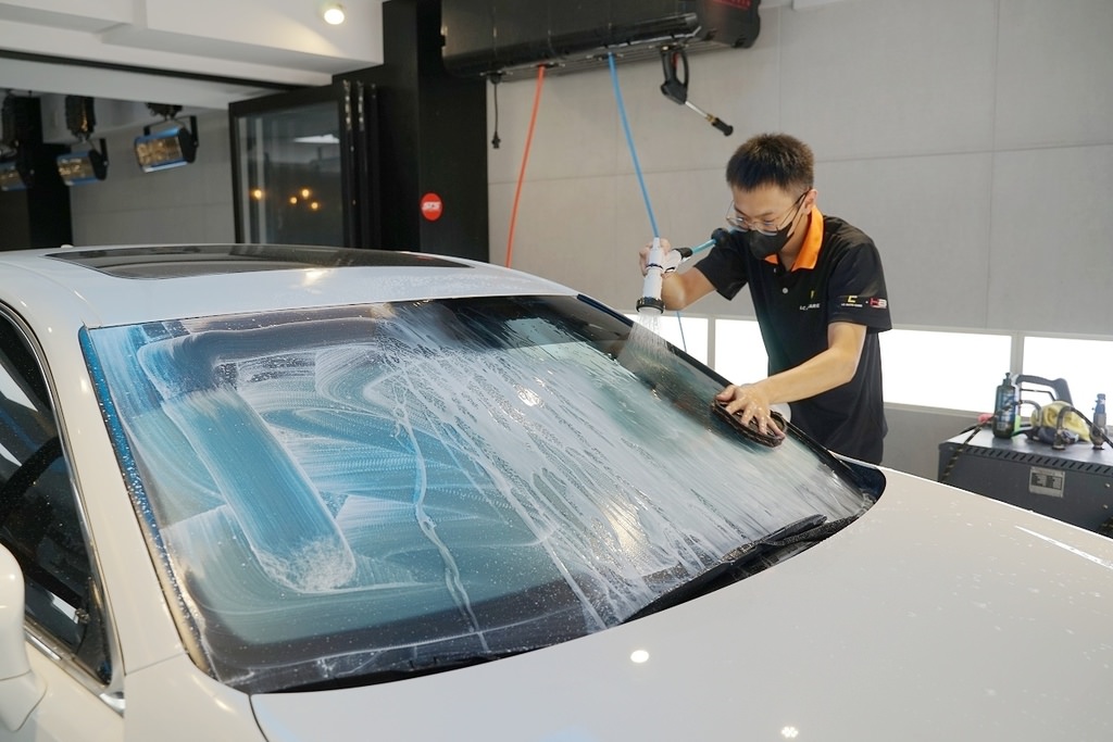【台北南港松山汽車鍍膜推薦】高撥水性KubeBond擋風玻璃鍍膜 奈米級陶瓷塗料 LC AutoCare - KubeBond 南港店