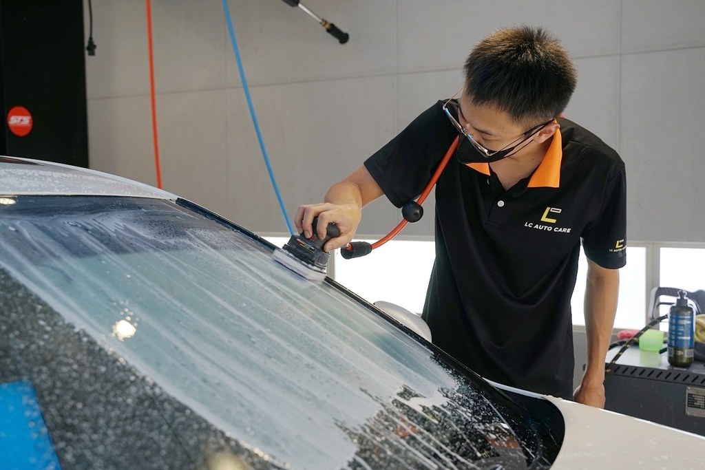 【台北南港松山汽車鍍膜推薦】高撥水性KubeBond擋風玻璃鍍膜 奈米級陶瓷塗料 LC AutoCare - KubeBond 南港店