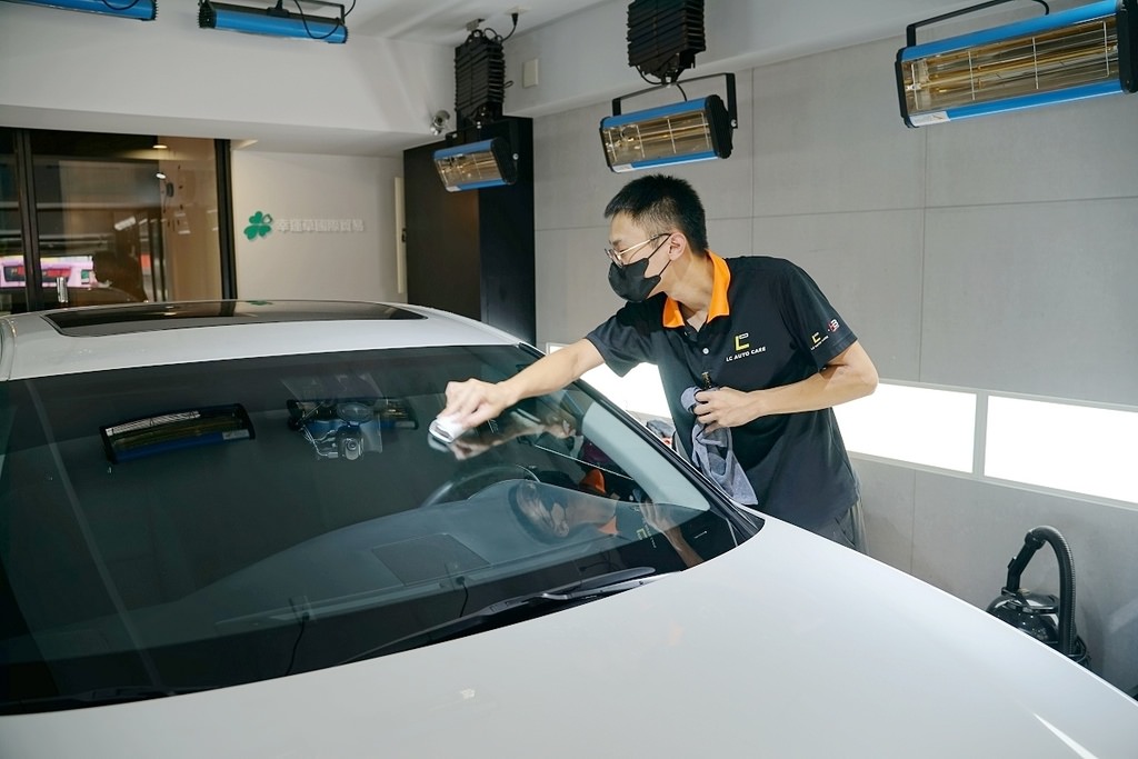 【台北南港松山汽車鍍膜推薦】高撥水性KubeBond擋風玻璃鍍膜 奈米級陶瓷塗料 LC AutoCare - KubeBond 南港店