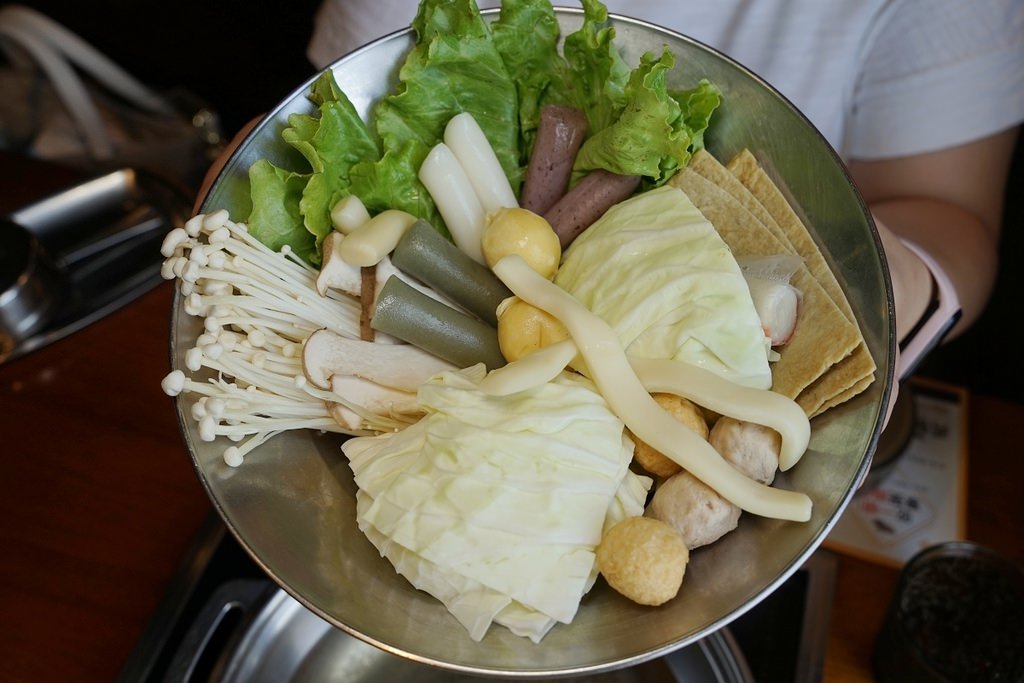 【淡水吃到飽餐廳推薦】大都會廣場美食好選擇 韓國年糕火鍋第一品牌 兩餐 두끼 韓國年糕火鍋吃到飽淡水店