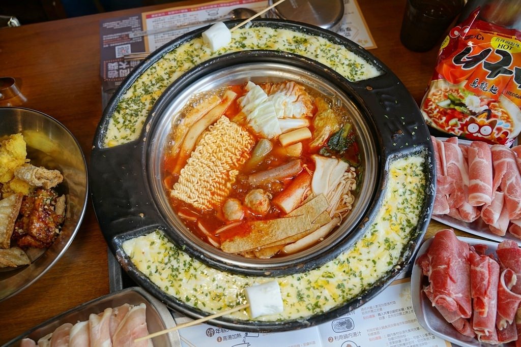 【淡水吃到飽餐廳推薦】大都會廣場美食好選擇 韓國年糕火鍋第一品牌 兩餐 두끼 韓國年糕火鍋吃到飽淡水店