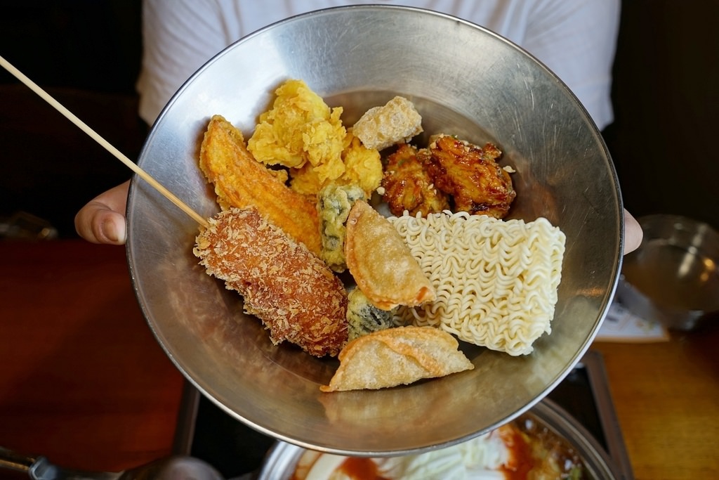 【淡水吃到飽餐廳推薦】大都會廣場美食好選擇 韓國年糕火鍋第一品牌 兩餐 두끼 韓國年糕火鍋吃到飽淡水店