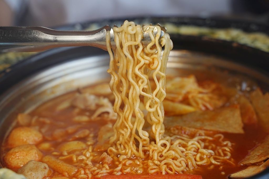 【淡水吃到飽餐廳推薦】大都會廣場美食好選擇 韓國年糕火鍋第一品牌 兩餐 두끼 韓國年糕火鍋吃到飽淡水店