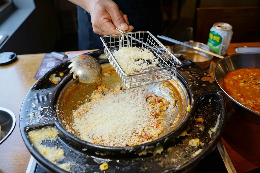 【淡水吃到飽餐廳推薦】大都會廣場美食好選擇 韓國年糕火鍋第一品牌 兩餐 두끼 韓國年糕火鍋吃到飽淡水店
