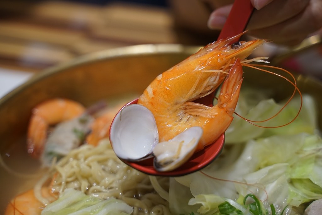 【內壢麵店推薦】滿滿海鮮白蝦魷魚蛤蜊麵 美味好吃古早味麻醬麵 萌牛一碗麵