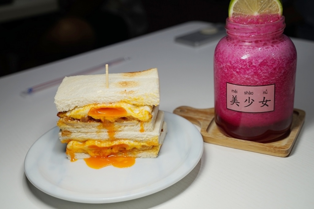 【三重早午餐推薦】日本BALMUDA蒸氣烤箱 自醃豬排/泡菜 餓店蒸氣吐司