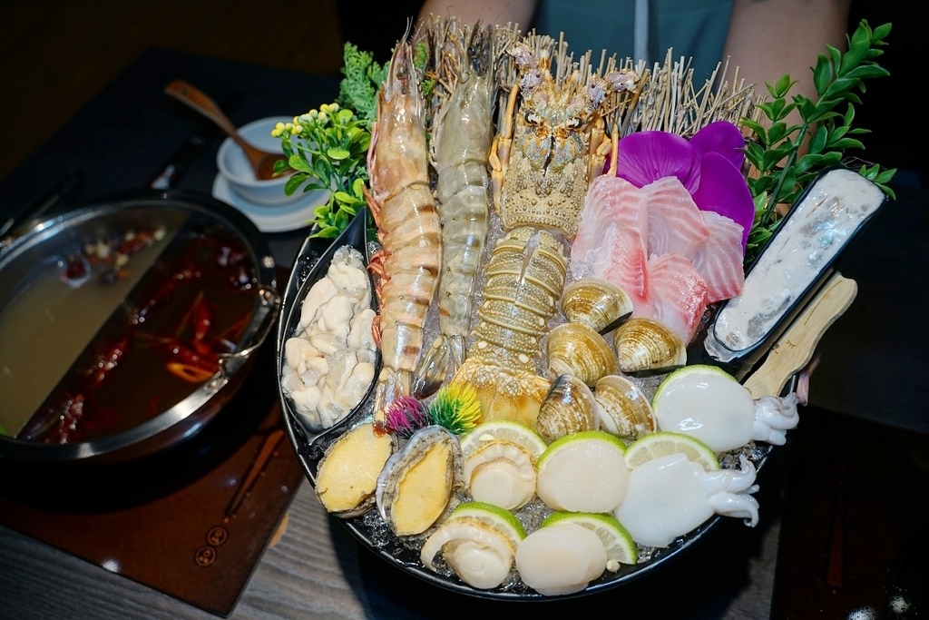 【高雄鼓山火鍋推薦】超豐盛肉品海鮮涮涮鍋 當月壽星再送巧克力和牛 舞古賀鍋物專賣店-華榮店