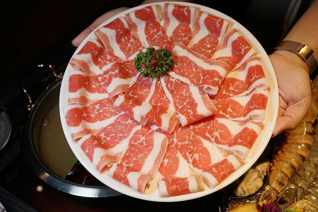 【高雄鼓山火鍋推薦】超豐盛肉品海鮮涮涮鍋 當月壽星再送巧克力和牛 舞古賀鍋物專賣店-華榮店