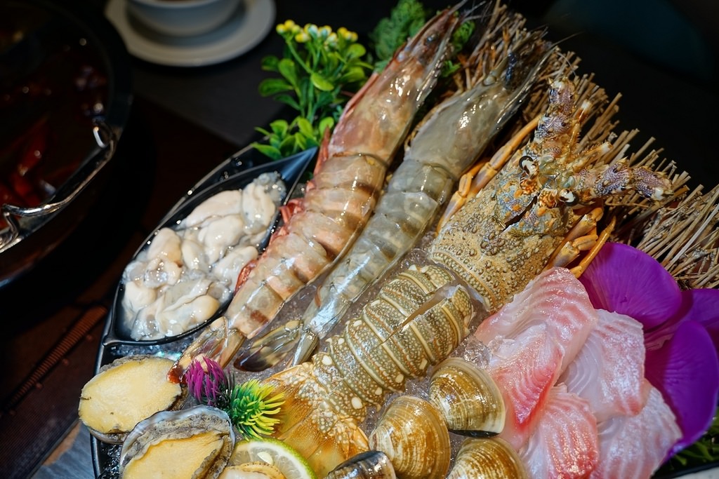 【高雄鼓山火鍋推薦】超豐盛肉品海鮮涮涮鍋 當月壽星再送巧克力和牛 舞古賀鍋物專賣店-華榮店