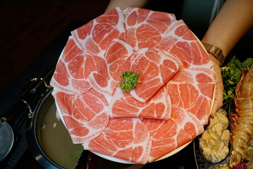 【高雄鼓山火鍋推薦】超豐盛肉品海鮮涮涮鍋 當月壽星再送巧克力和牛 舞古賀鍋物專賣店-華榮店