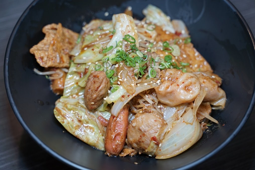 【台中一中商圈美食推薦】漢方香料熬煮湯頭 一碗可以喝的麻辣燙 燒爺潑辣屋一中店