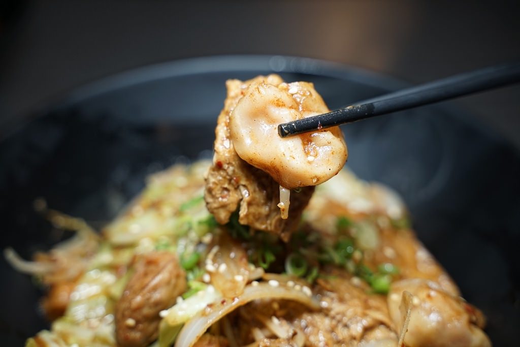 【台中一中商圈美食推薦】漢方香料熬煮湯頭 一碗可以喝的麻辣燙 燒爺潑辣屋一中店