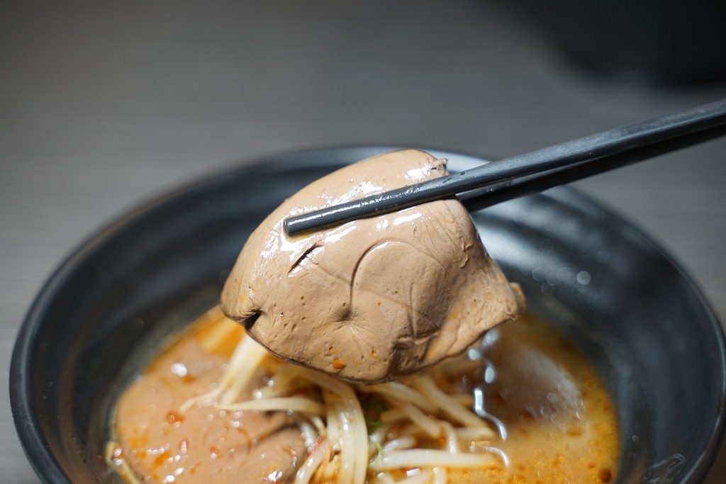 【台中一中商圈美食推薦】漢方香料熬煮湯頭 一碗可以喝的麻辣燙 燒爺潑辣屋一中店