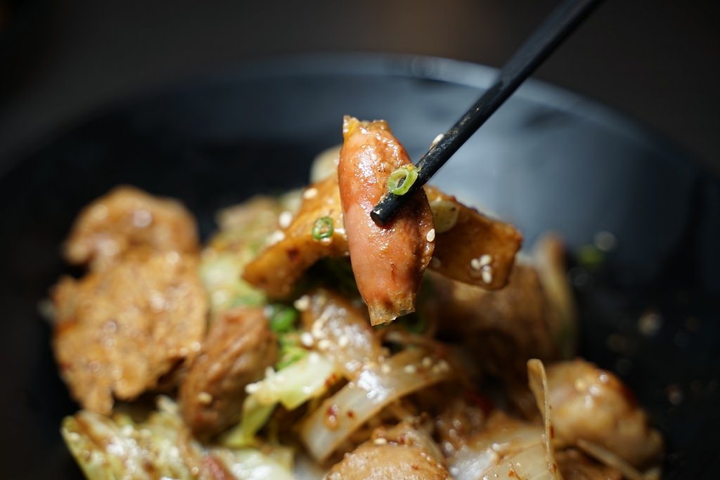 【台中一中商圈美食推薦】漢方香料熬煮湯頭 一碗可以喝的麻辣燙 燒爺潑辣屋一中店