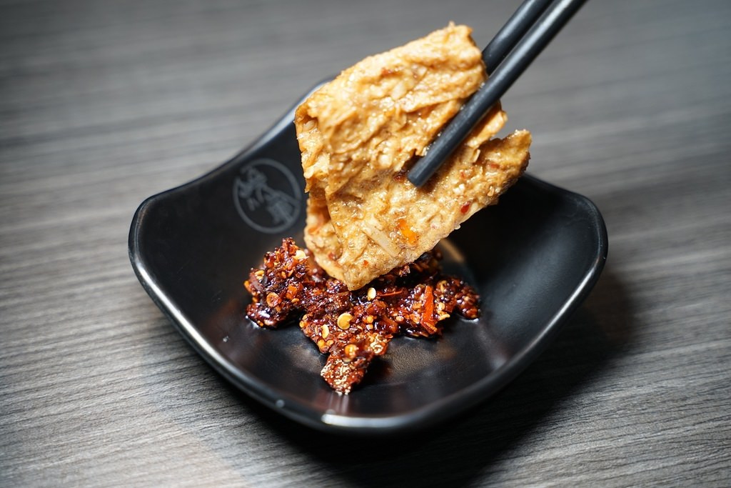 【台中一中商圈美食推薦】漢方香料熬煮湯頭 一碗可以喝的麻辣燙 燒爺潑辣屋一中店