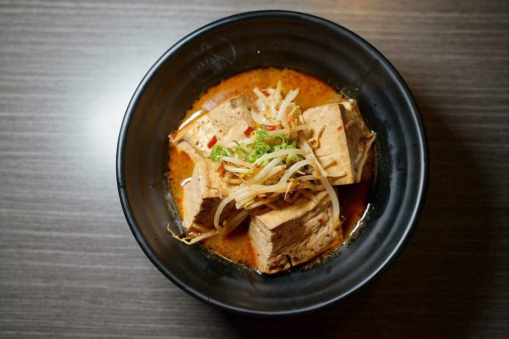 【台中一中商圈美食推薦】漢方香料熬煮湯頭 一碗可以喝的麻辣燙 燒爺潑辣屋一中店