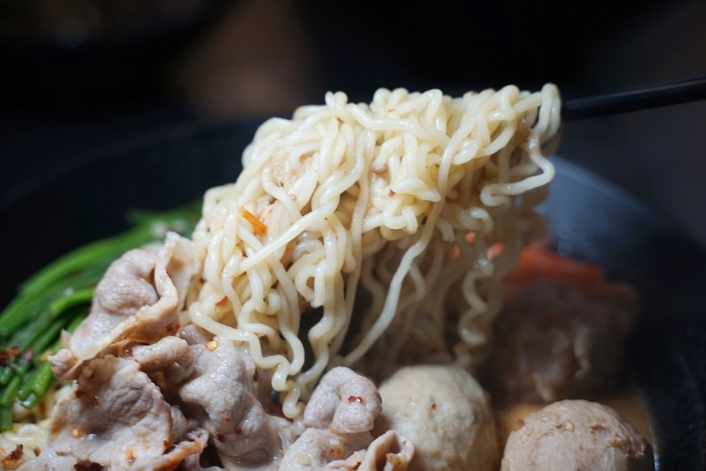【台中一中商圈美食推薦】漢方香料熬煮湯頭 一碗可以喝的麻辣燙 燒爺潑辣屋一中店
