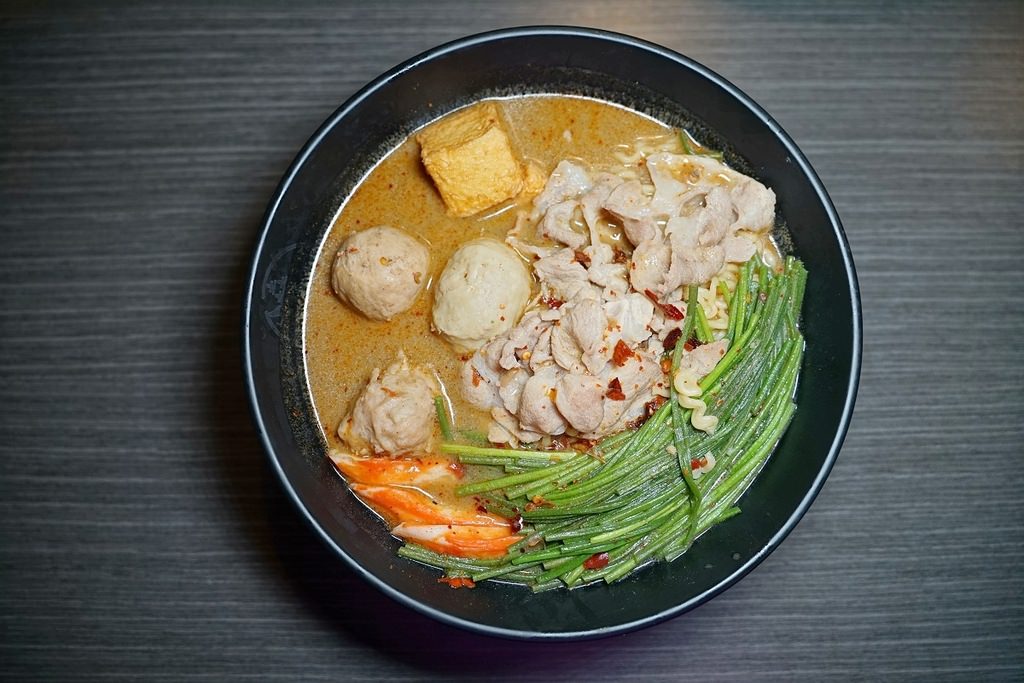 【台中一中商圈美食推薦】漢方香料熬煮湯頭 一碗可以喝的麻辣燙 燒爺潑辣屋一中店
