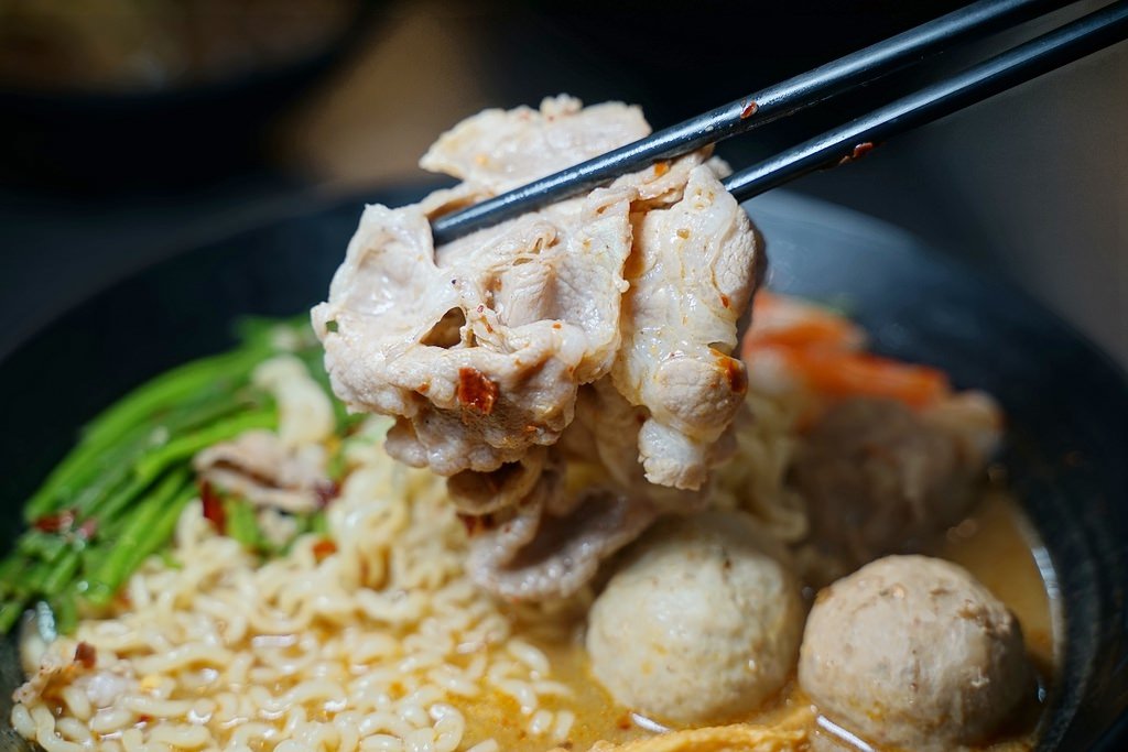 【台中一中商圈美食推薦】漢方香料熬煮湯頭 一碗可以喝的麻辣燙 燒爺潑辣屋一中店