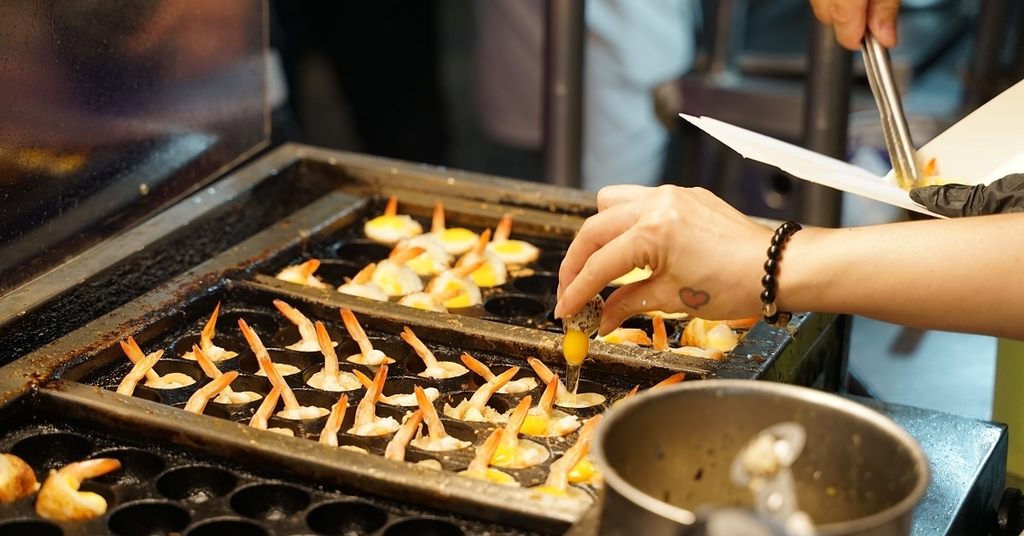 【中壢觀光夜市美食推薦】中壢夜市人氣排隊小吃 四星樂活名攤 混蛋爆蝦