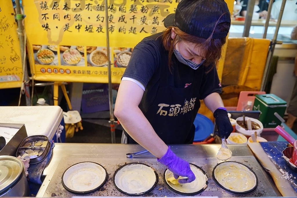 【中壢觀光夜市排隊美食推薦】甜的鹹的都好吃 美味必點蒜香起司燻雞沙拉 石頭燒餅in中壢夜市總店