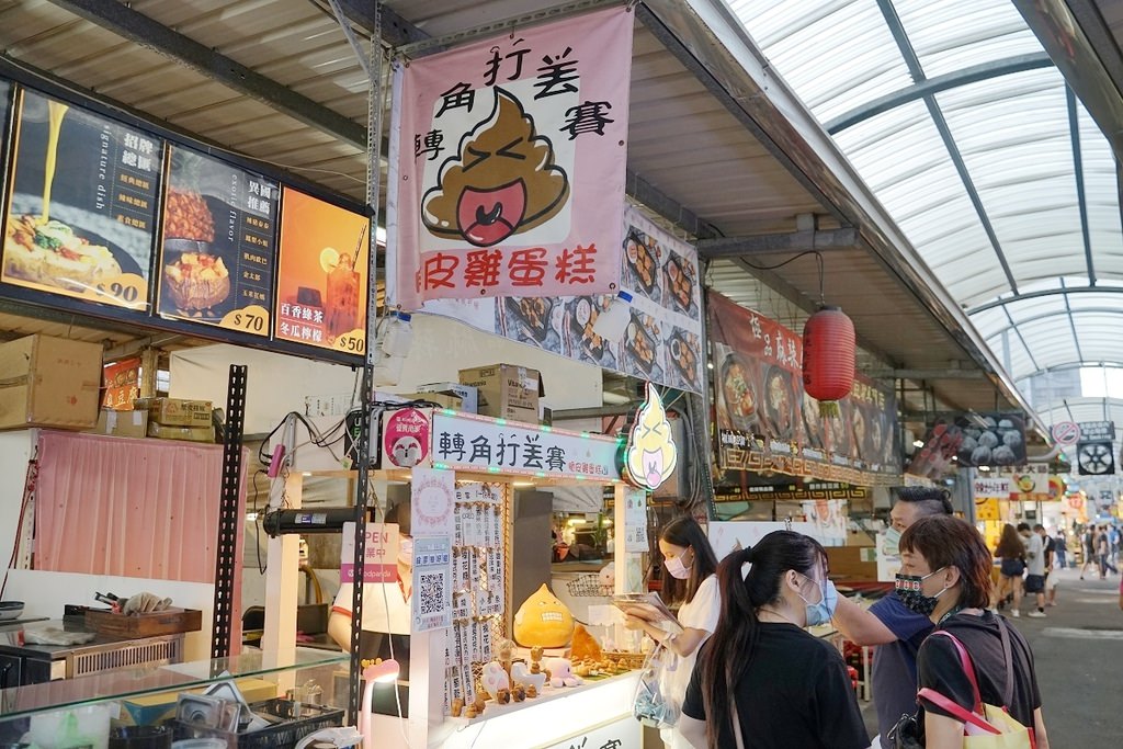 【八德興仁花園夜市雞蛋糕推薦】全牛奶不加一滴水 可愛造型便便燒 轉角打丟賽脆皮雞蛋糕