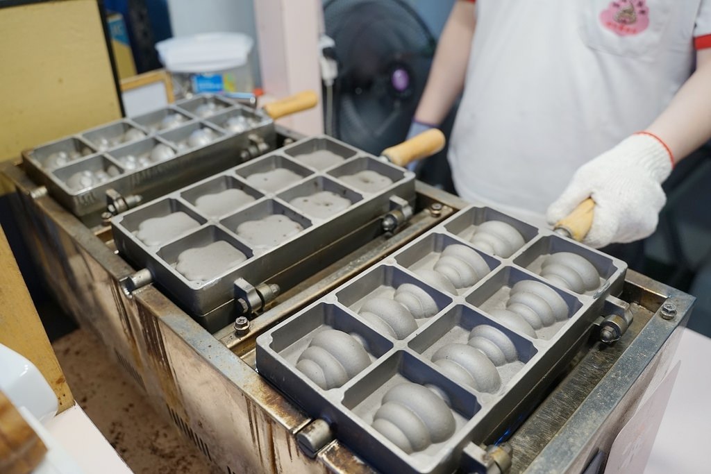 【八德興仁花園夜市雞蛋糕推薦】全牛奶不加一滴水 可愛造型便便燒 轉角打丟賽脆皮雞蛋糕