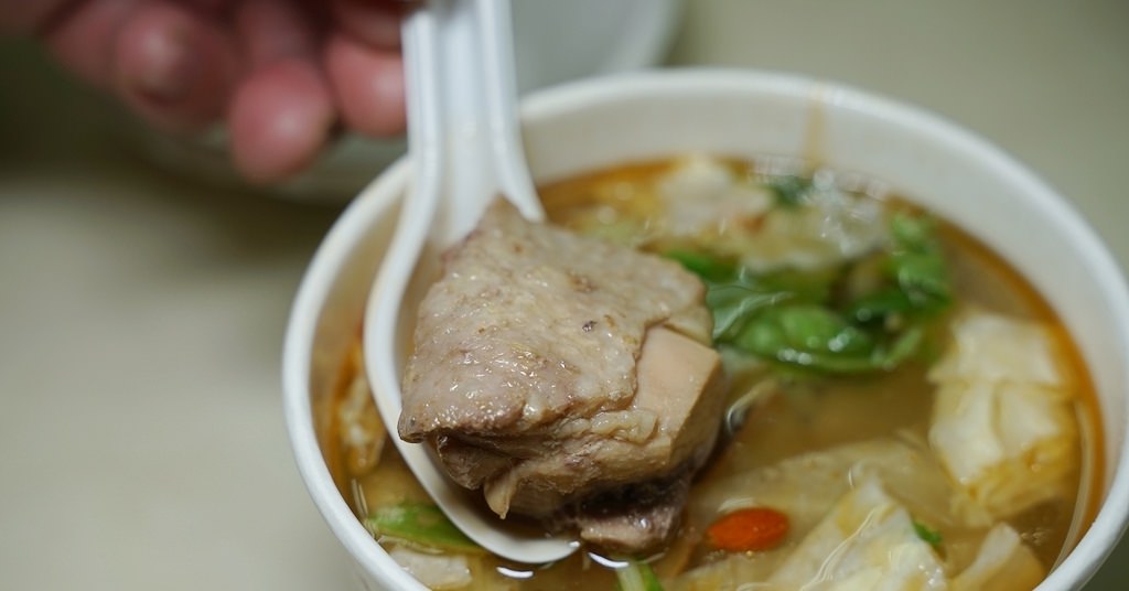 【八德興仁花園夜市湯品推薦】鹿野土雞肉 醇香黑麻油 力屋食堂炒泡麵