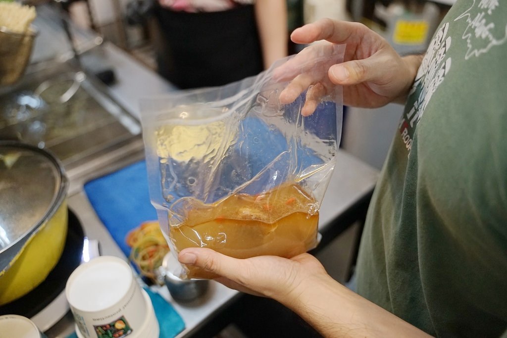 【八德興仁花園夜市湯品推薦】鹿野土雞肉 醇香黑麻油 力屋食堂炒泡麵