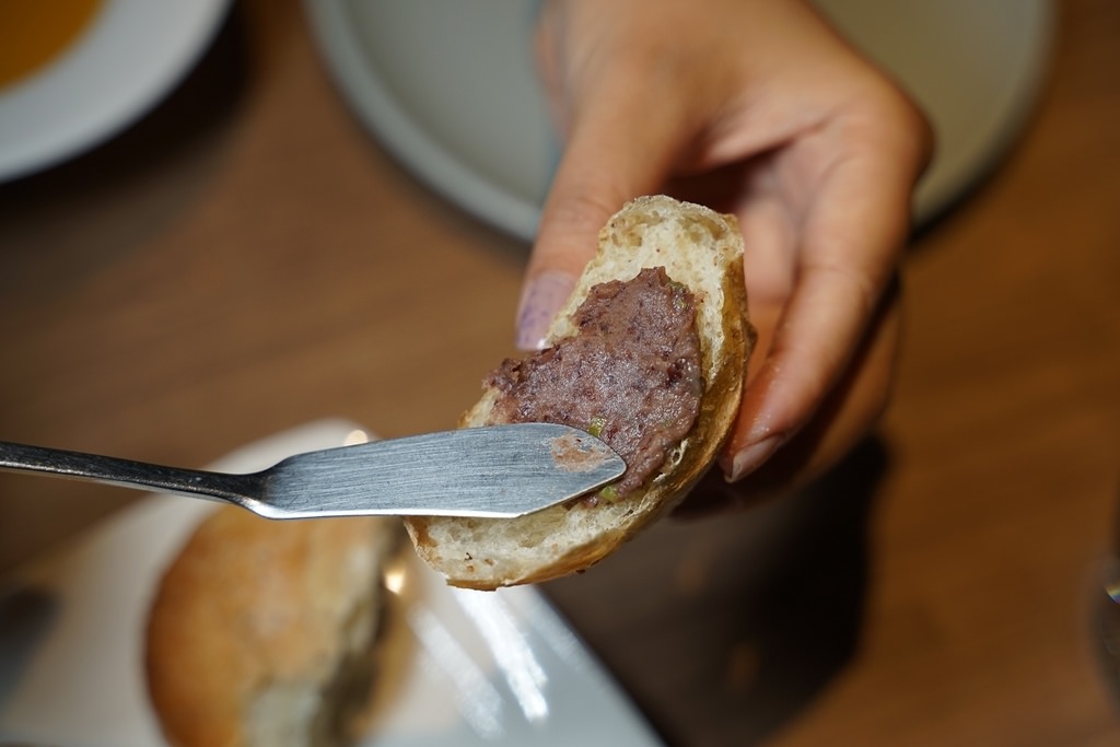 【台東約會餐廳推薦】原民食材結合西式餐點 美味必點香辣蝦到不行/阿拉慕燒烤豬肋排 Alamu Kitchen 阿拉慕廚房