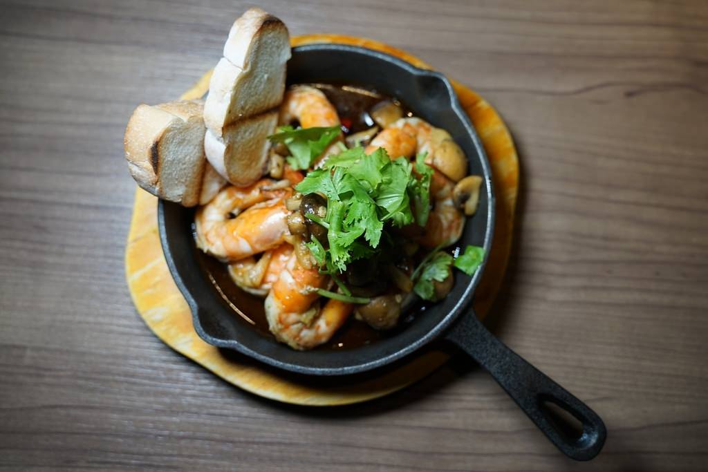 【台東約會餐廳推薦】原民食材結合西式餐點 美味必點香辣蝦到不行/阿拉慕燒烤豬肋排 Alamu Kitchen 阿拉慕廚房