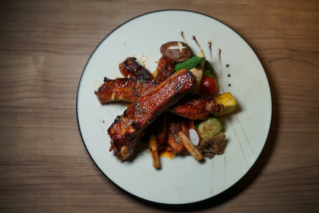 【台東約會餐廳推薦】原民食材結合西式餐點 美味必點香辣蝦到不行/阿拉慕燒烤豬肋排 Alamu Kitchen 阿拉慕廚房