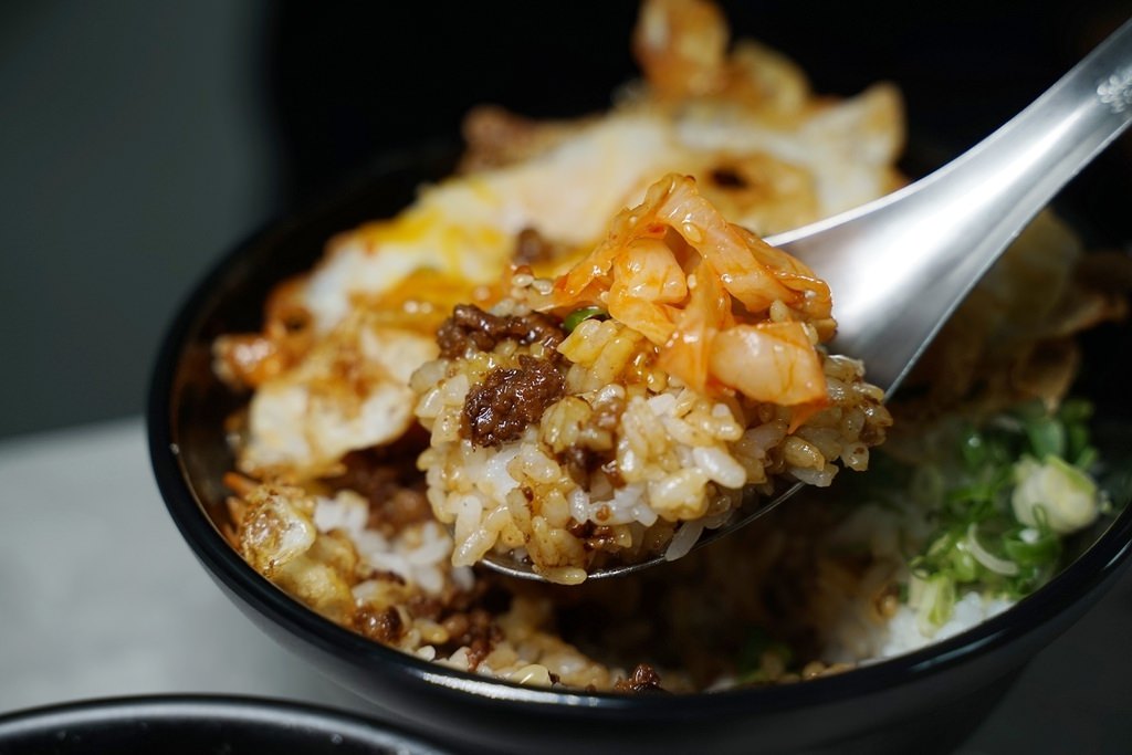 【三重肉燥飯推薦】和牛肉燥+和牛油煎鴨蛋半熟荷包蛋 大火翻炒乾炒鱔魚 承意台南鱔魚麵【蘭笑軒 承意號】