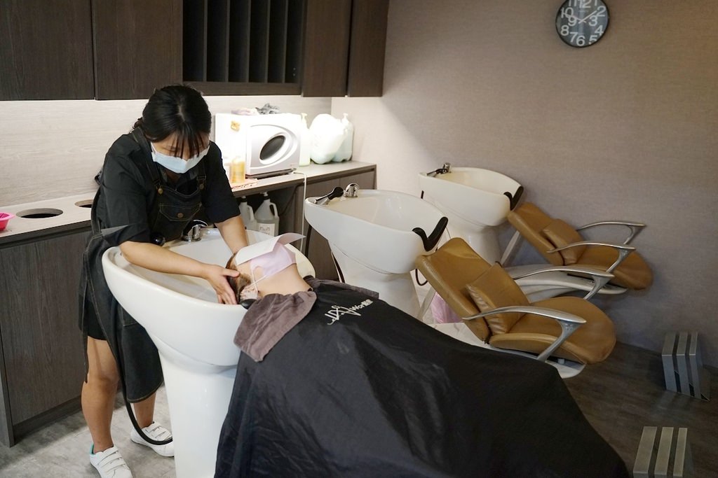 【板橋府中染髮髮廊推薦】女生燙或染1500 不分長短包含洗加剪 護髮全面買一送一 【Wor hair 府中店】