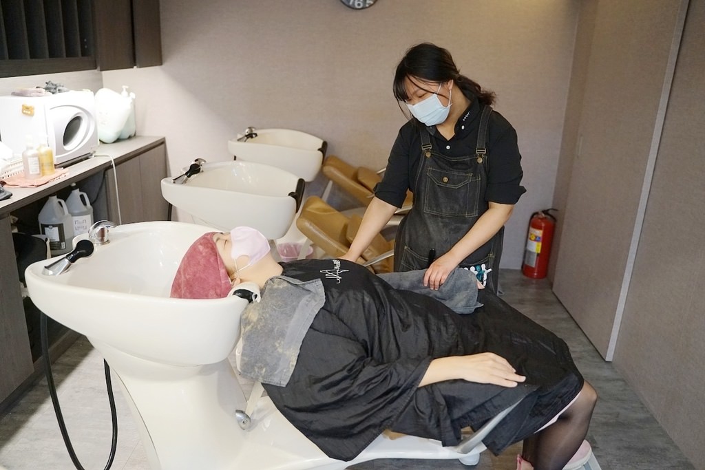 【板橋府中染髮髮廊推薦】女生燙或染1500 不分長短包含洗加剪 護髮全面買一送一 【Wor hair 府中店】