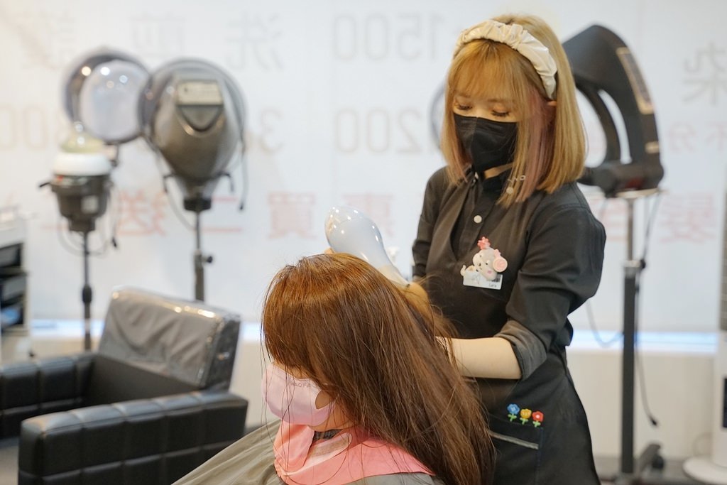 【板橋府中染髮髮廊推薦】女生燙或染1500 不分長短包含洗加剪 護髮全面買一送一 【Wor hair 府中店】
