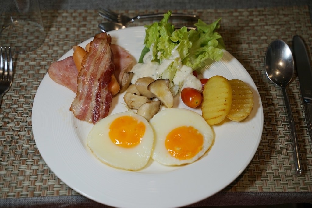 【泰國清邁住宿飯店推薦】湄南河旁室外網美泳池 豐富早餐自助吧 Maraya Hotel & Resort