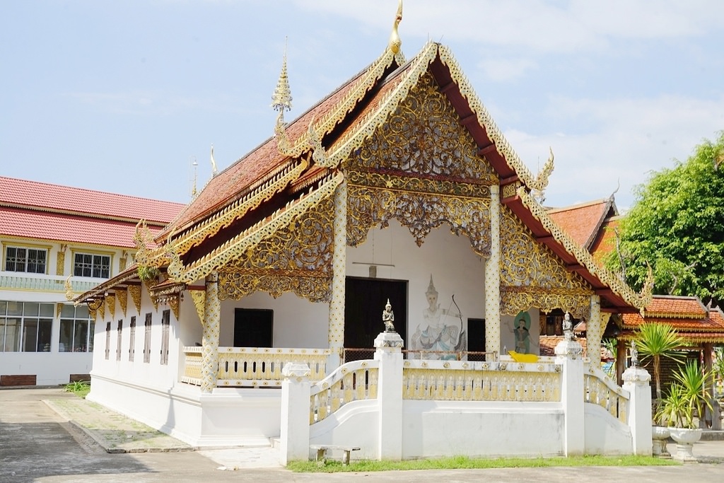 【泰國清邁佛寺推薦】高僧龍婆拉金身 全柚木宮殿般佛寺 泰國清邁巴東寺【Wat Pa Tueng】