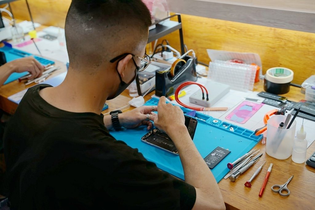 【中壢 iPhone 手機維修推薦】iPhone原廠電池更換 現場立即維修馬上交件 ProFix中壢新生店-Apple原廠零件 電池 螢幕
