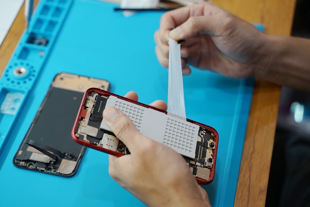 【中壢 iPhone 手機維修推薦】iPhone原廠電池更換 現場立即維修馬上交件 ProFix中壢新生店-Apple原廠零件 電池 螢幕
