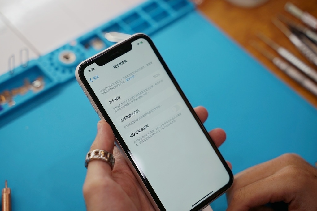 【中壢 iPhone 手機維修推薦】iPhone原廠電池更換 現場立即維修馬上交件 ProFix中壢新生店-Apple原廠零件 電池 螢幕