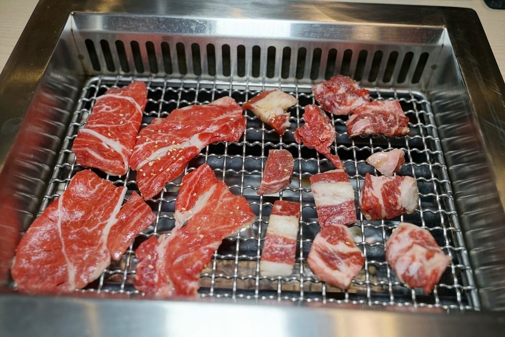 【台中愛買復興店美食推薦】自慢個人燒肉專門店 生菜沙拉/漬菜/烤物/飲料/湯品無料放題 義崎丼燒肉愛買復興舖