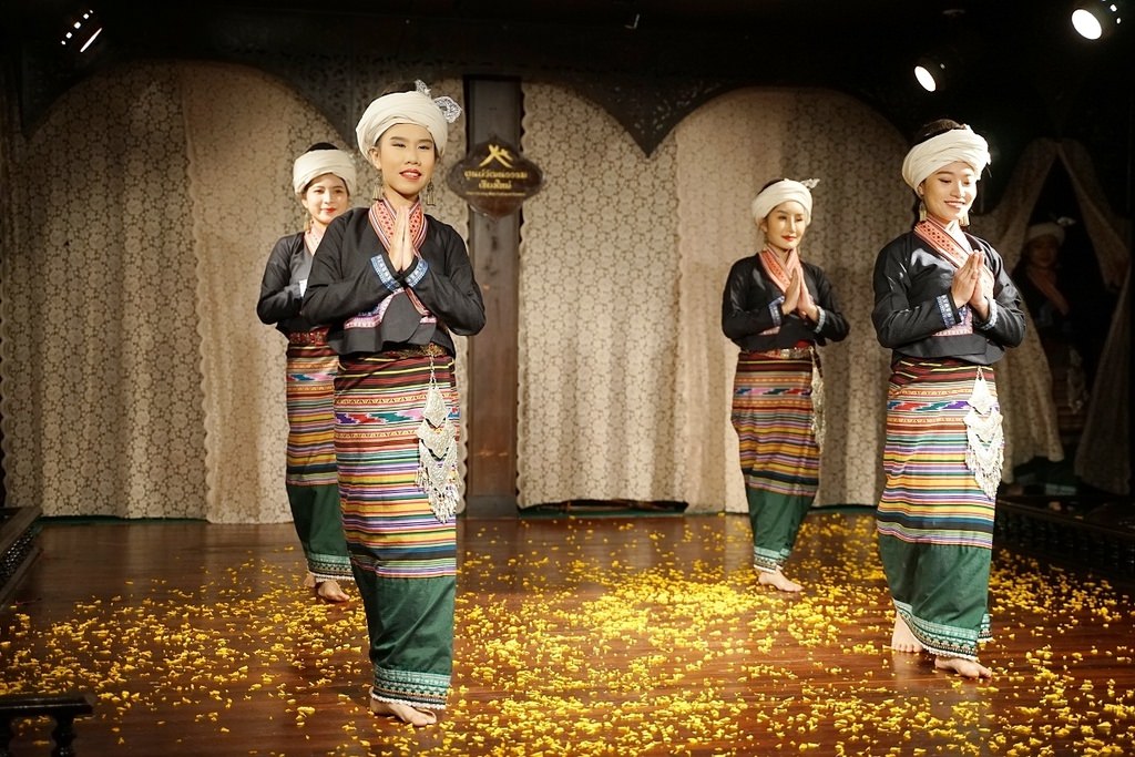 【泰國清邁必吃美食餐廳】Lanna蘭納帝王餐吃到飽 清邁傳統歌舞表演 老清邁文化中心【Euang Kam Sai Northern Thai Restaurant】