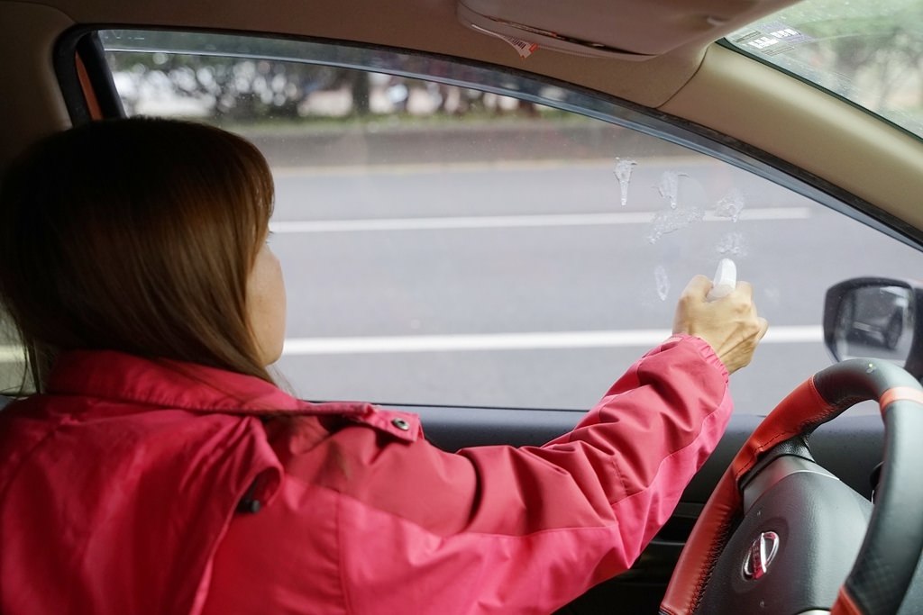 【玻璃防霧好物推薦】車窗玻璃/後視鏡/浴室鏡子都能用 清潔指紋油垢並形成防霧鍍膜【Soft99玻璃防霧劑凝膠型】