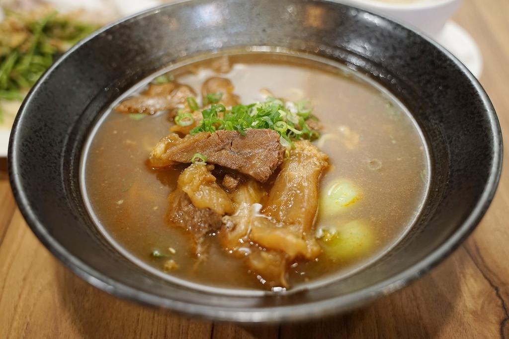 【台北萬華炒飯牛肉麵推薦】招牌泰國香米炒飯 牛腱心紅燒半筋半肉麵 御真牛餐館牛肉麵炒飯專賣店