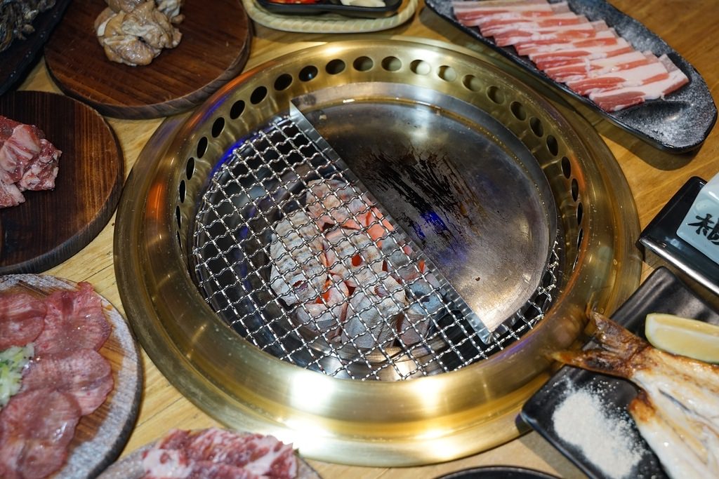 【新店小碧潭美食推薦】新開幕老屋網美餐廳好選擇 精緻碳火燒肉宵夜首選 米炭火燒肉小酒館新店小碧潭店
