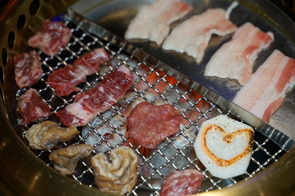 【新店小碧潭美食推薦】新開幕老屋網美餐廳好選擇 精緻碳火燒肉宵夜首選 米炭火燒肉小酒館新店小碧潭店