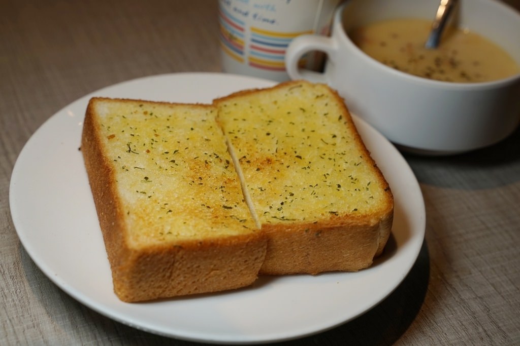 【台北萬華西門町牛排館推薦】超霸氣大丁骨牛排/戰斧豬排 厚片吐司/玉米濃湯/冷飲無限量供應 紫蕃茄牛排館