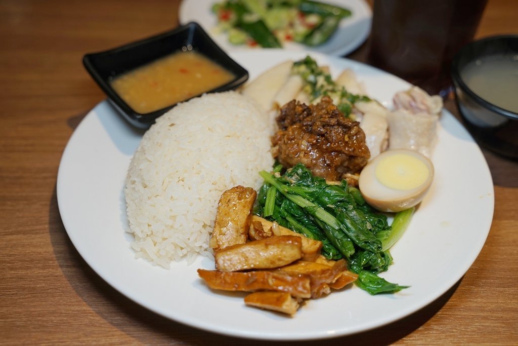 【台北延吉街美食推薦】軟嫩美味海南嫩雞飯 超下飯泰式瑪莎曼咖哩飯 雞上盒雞肉專賣店